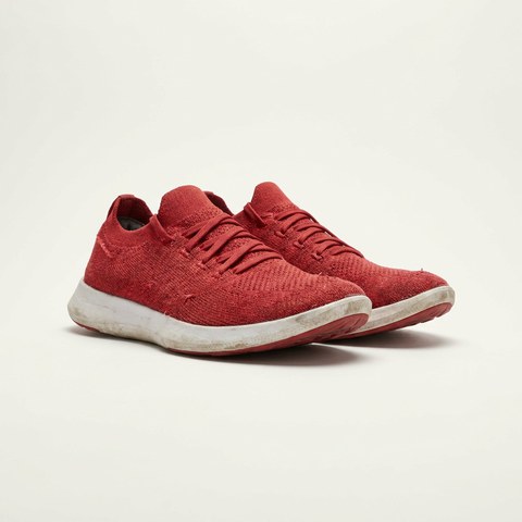Red running shoes, a live Calmar listing